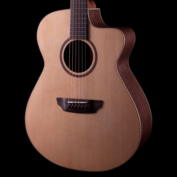 Donovan Leah Caroline | Caroline | Benchmark Cutaway